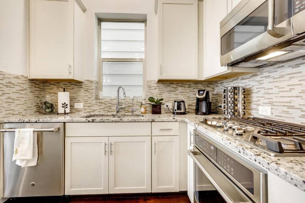 Gorgeous 4 Bed Home On St Mary'S - Minutes To Riverwalk/Pearl سان أنطونيو المظهر الخارجي الصورة